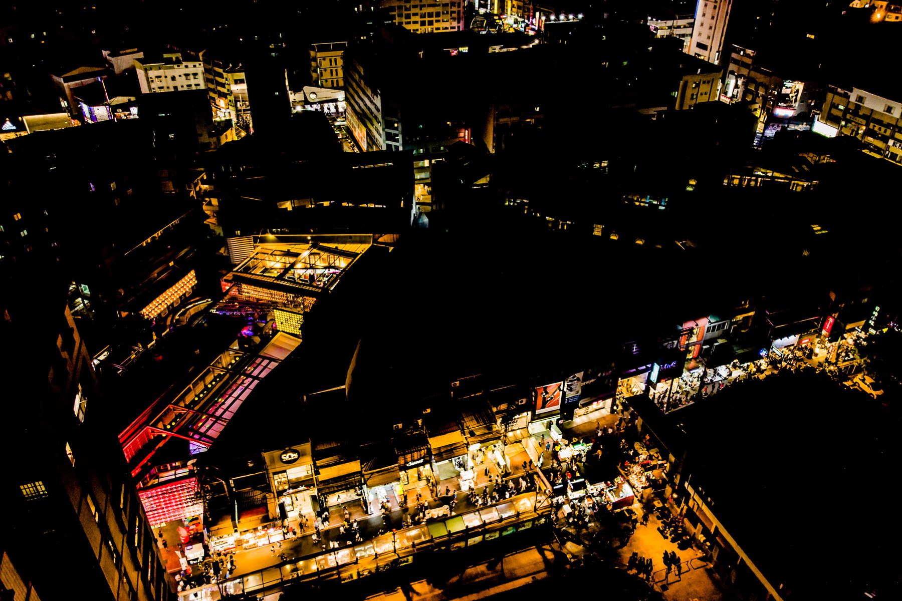 夜晚俯瞰燈火通明的街區