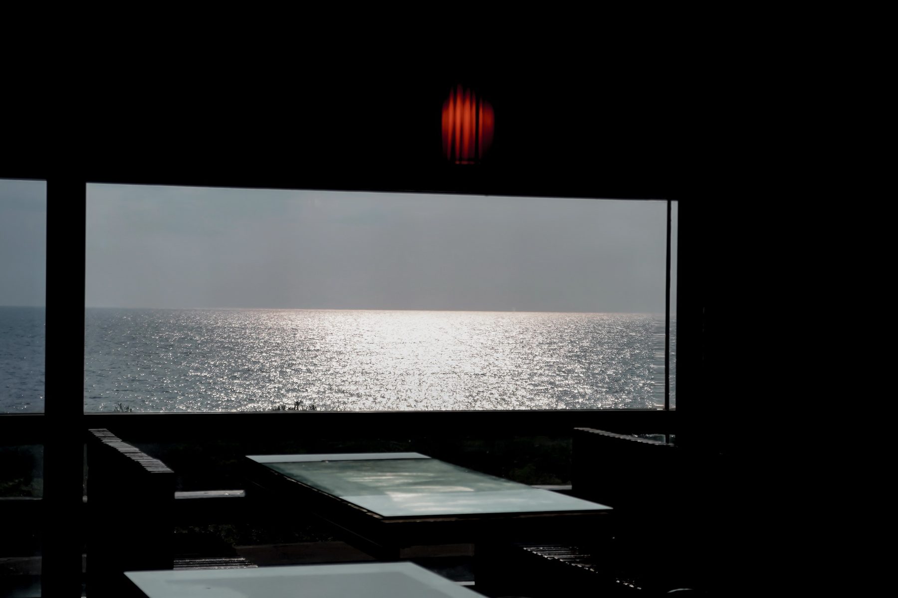 海景餐廳窗外的粼粼海面